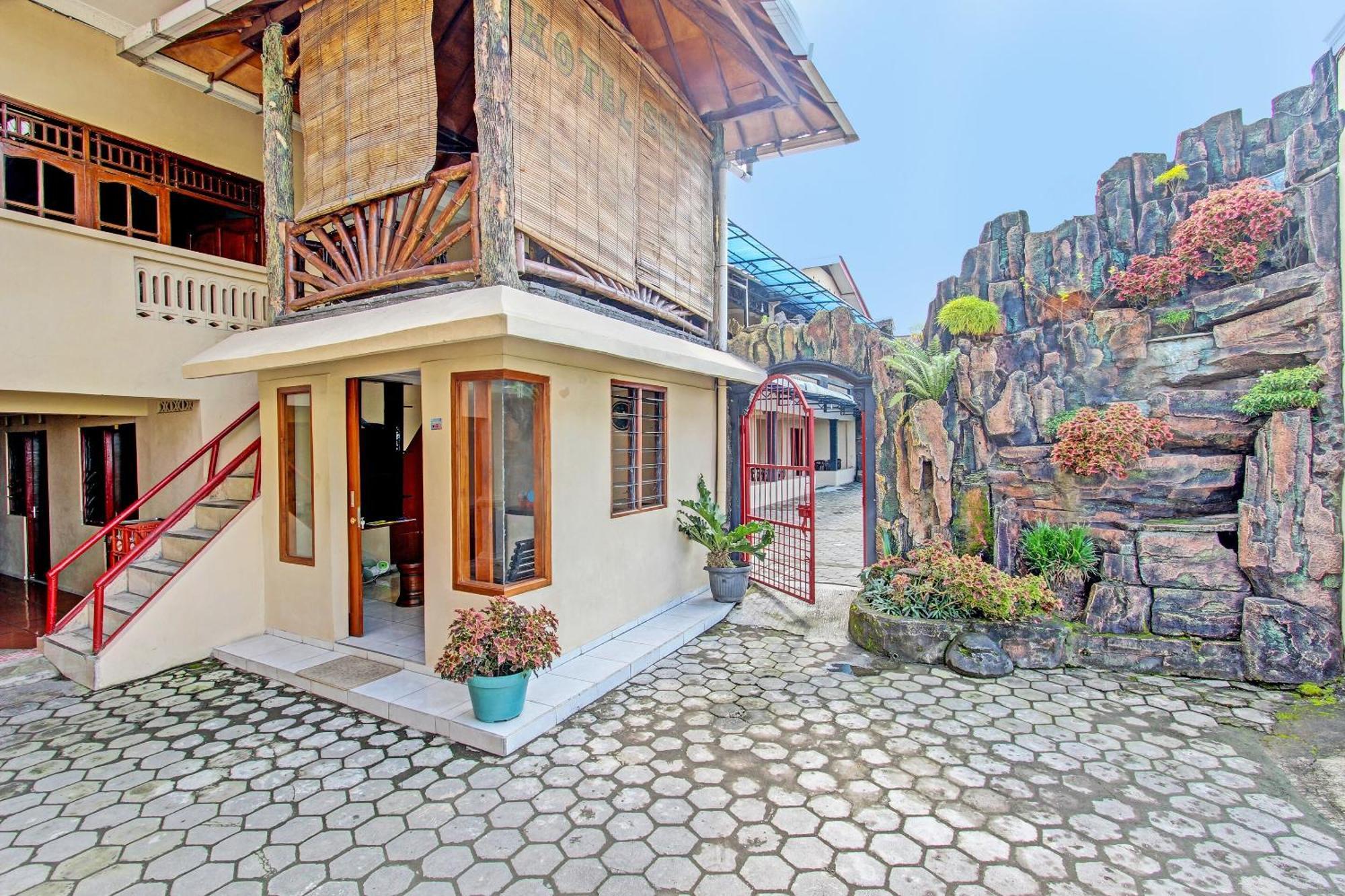 Oyo 91353 Hotel Surya Andesa Klaten Экстерьер фото